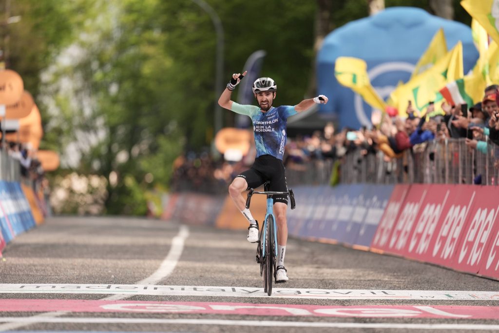  Valentin Paret-Peintre takes stage win in Cusano Mutri on stage 10 of the 2024 Giro d'Italia